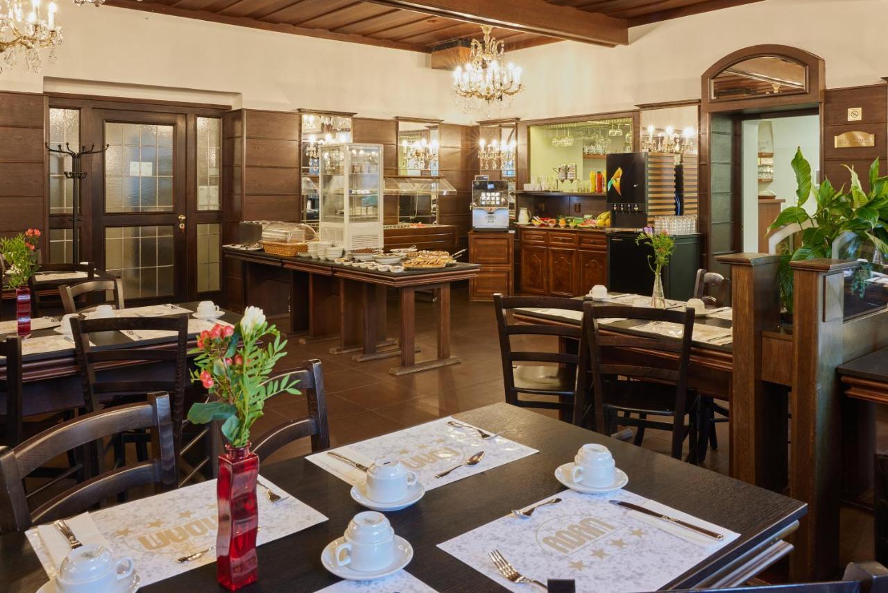 Hotel Adam ทรุตนอฟ ภายนอก รูปภาพ