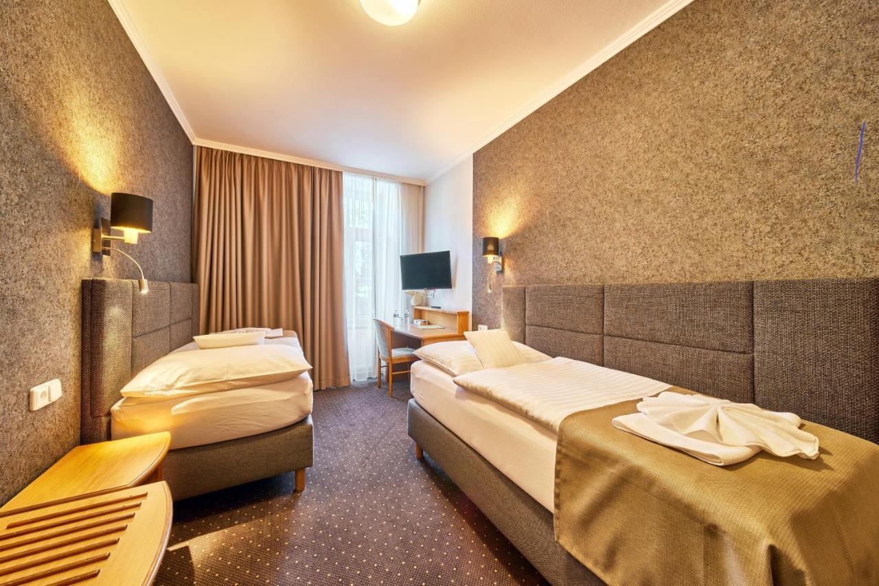 Hotel Adam ทรุตนอฟ ภายนอก รูปภาพ
