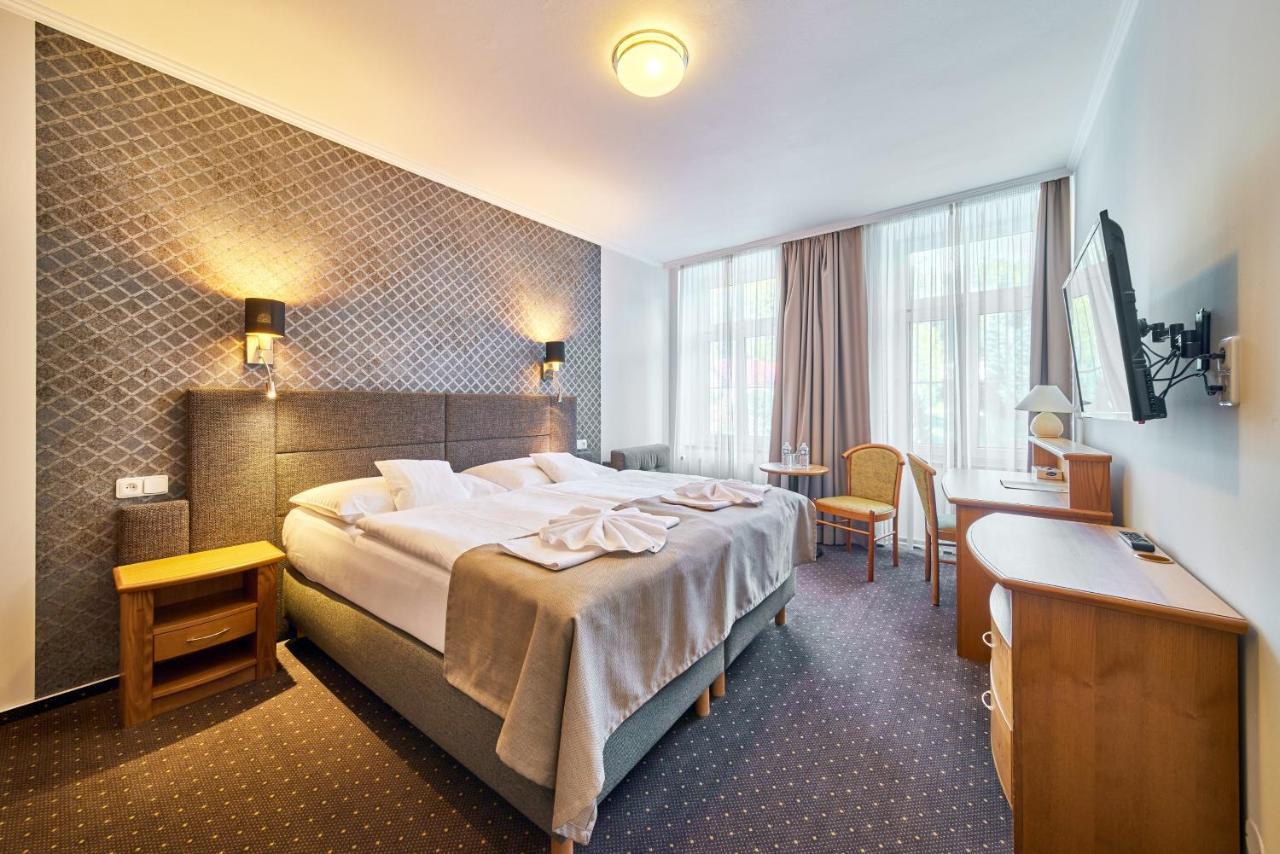 Hotel Adam ทรุตนอฟ ภายนอก รูปภาพ