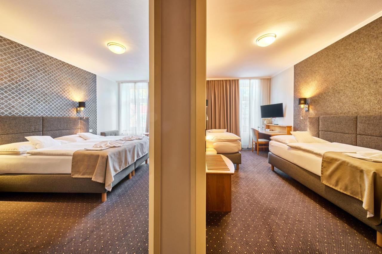 Hotel Adam ทรุตนอฟ ภายนอก รูปภาพ
