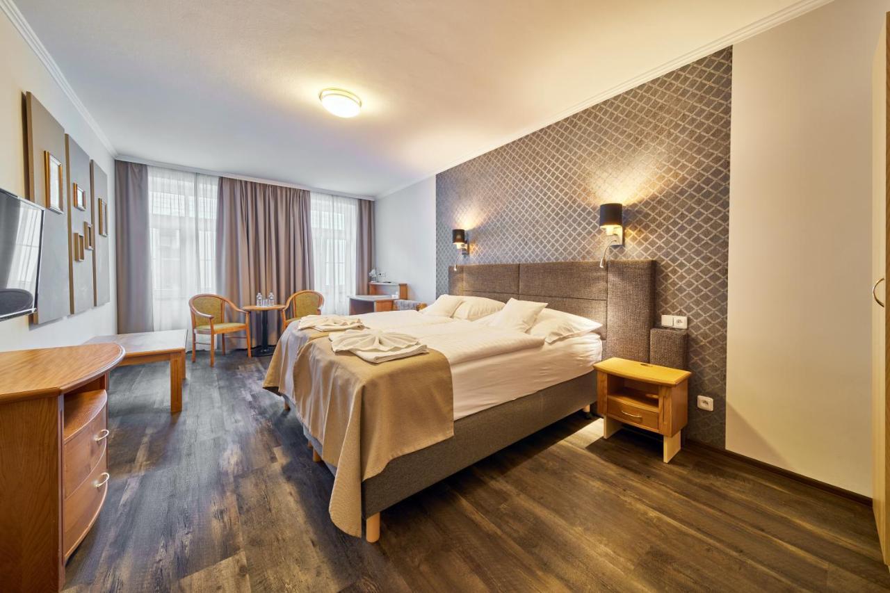 Hotel Adam ทรุตนอฟ ภายนอก รูปภาพ