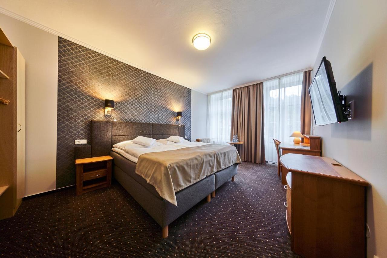 Hotel Adam ทรุตนอฟ ภายนอก รูปภาพ