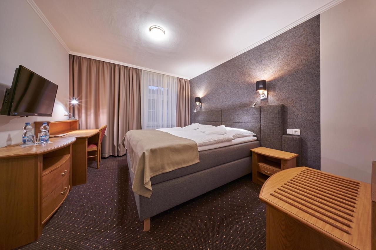 Hotel Adam ทรุตนอฟ ภายนอก รูปภาพ
