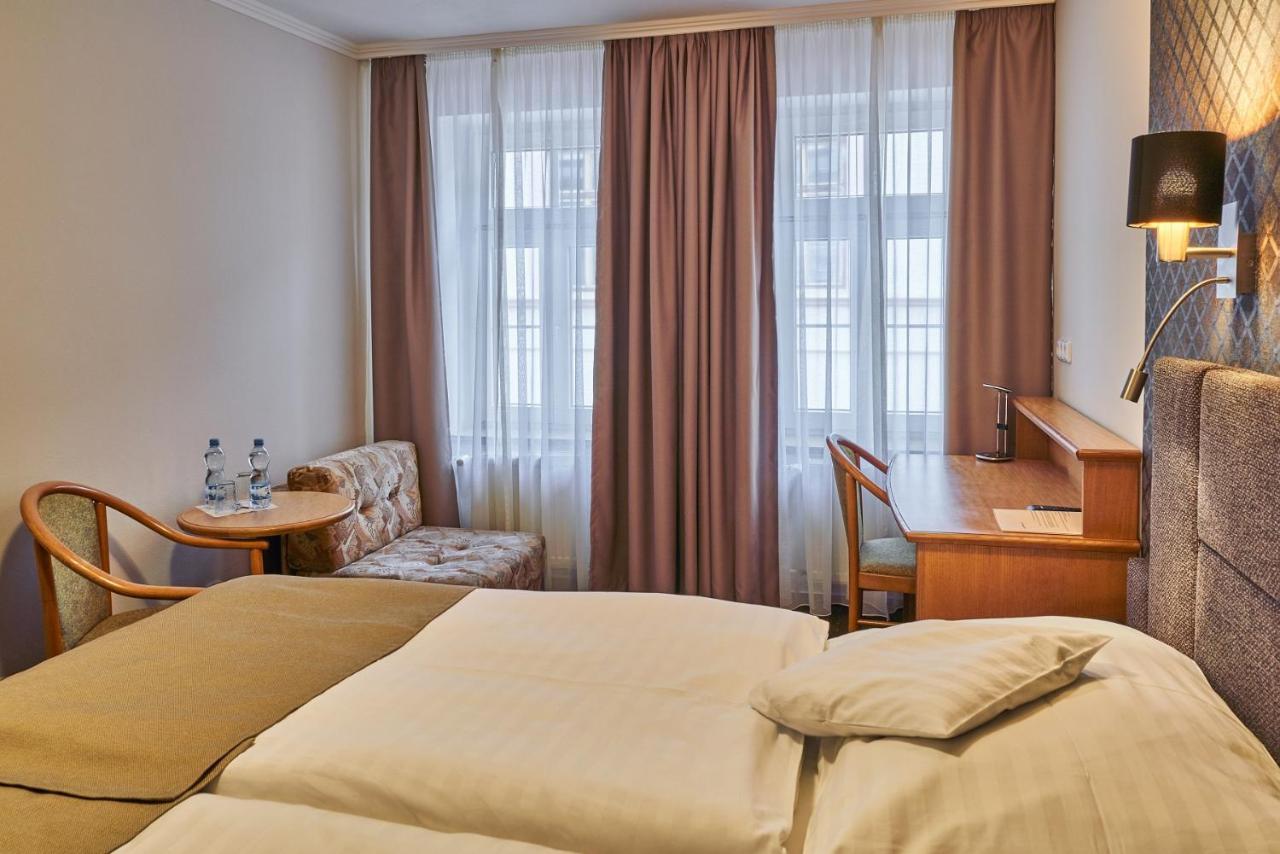 Hotel Adam ทรุตนอฟ ภายนอก รูปภาพ