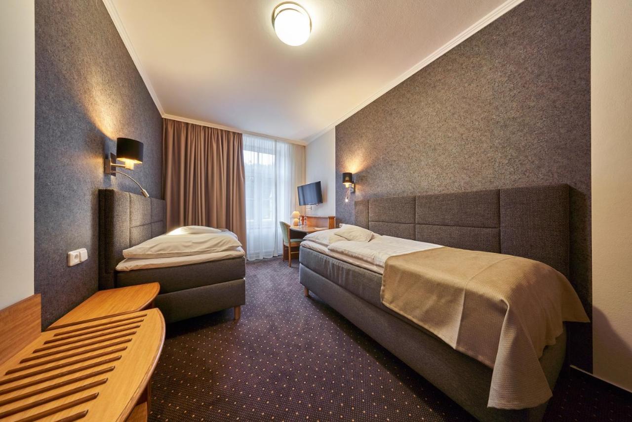 Hotel Adam ทรุตนอฟ ภายนอก รูปภาพ