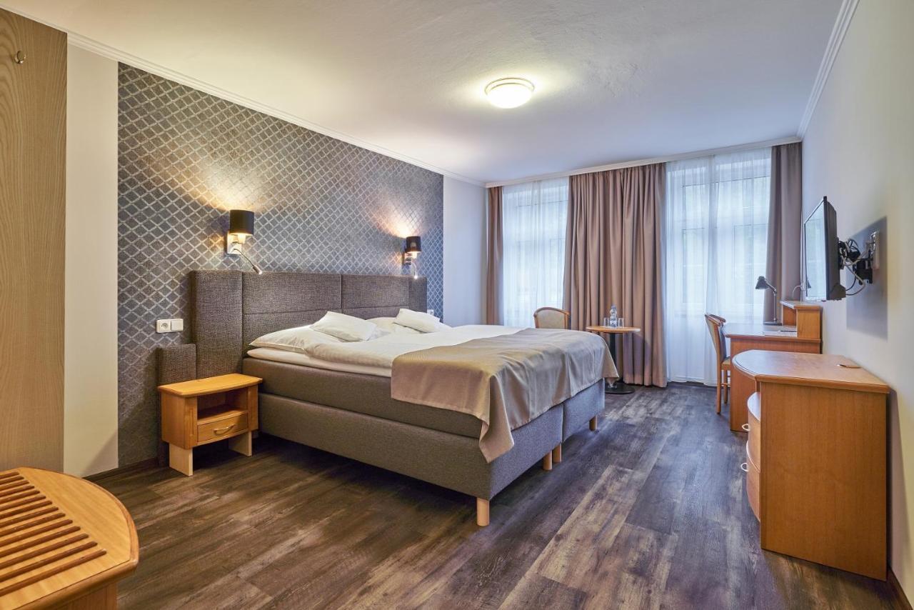 Hotel Adam ทรุตนอฟ ภายนอก รูปภาพ