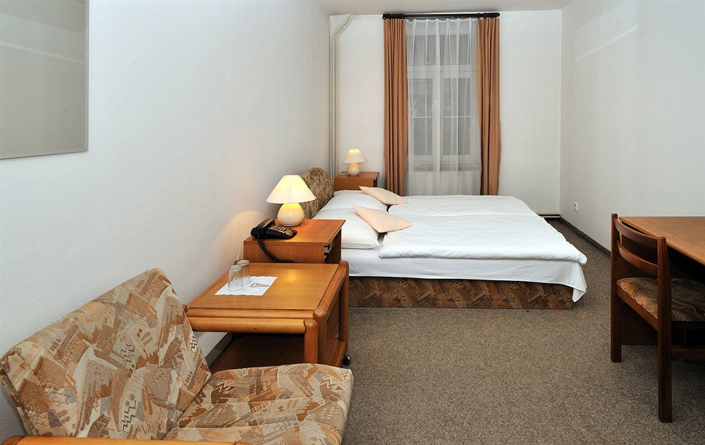 Hotel Adam ทรุตนอฟ ภายนอก รูปภาพ