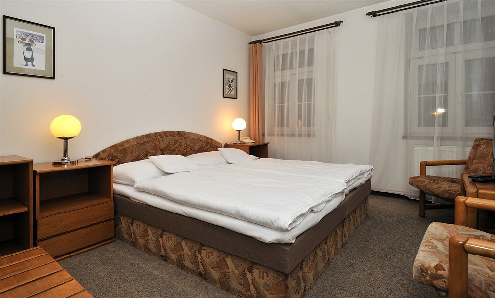 Hotel Adam ทรุตนอฟ ภายนอก รูปภาพ