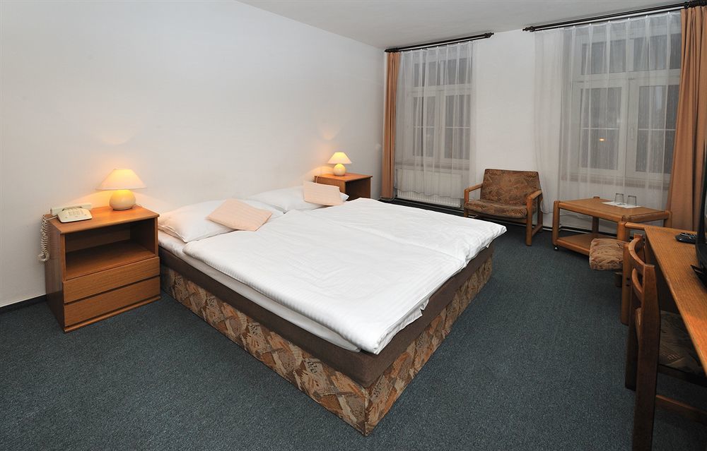 Hotel Adam ทรุตนอฟ ภายนอก รูปภาพ